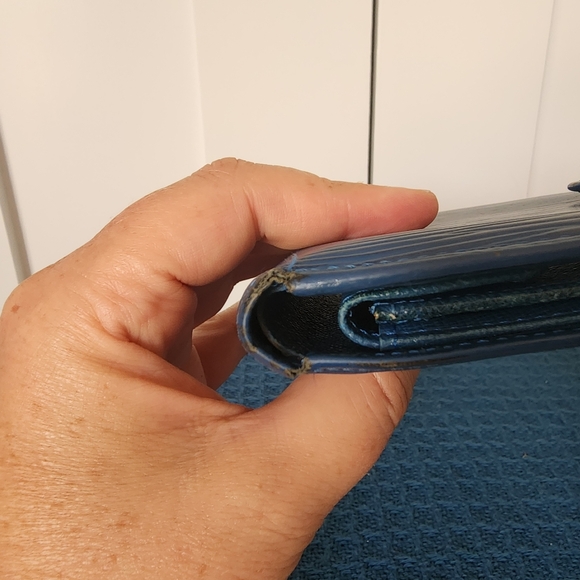 Louis Vuitton Authentic Epi Wallet Blue - Picture 9 of 10